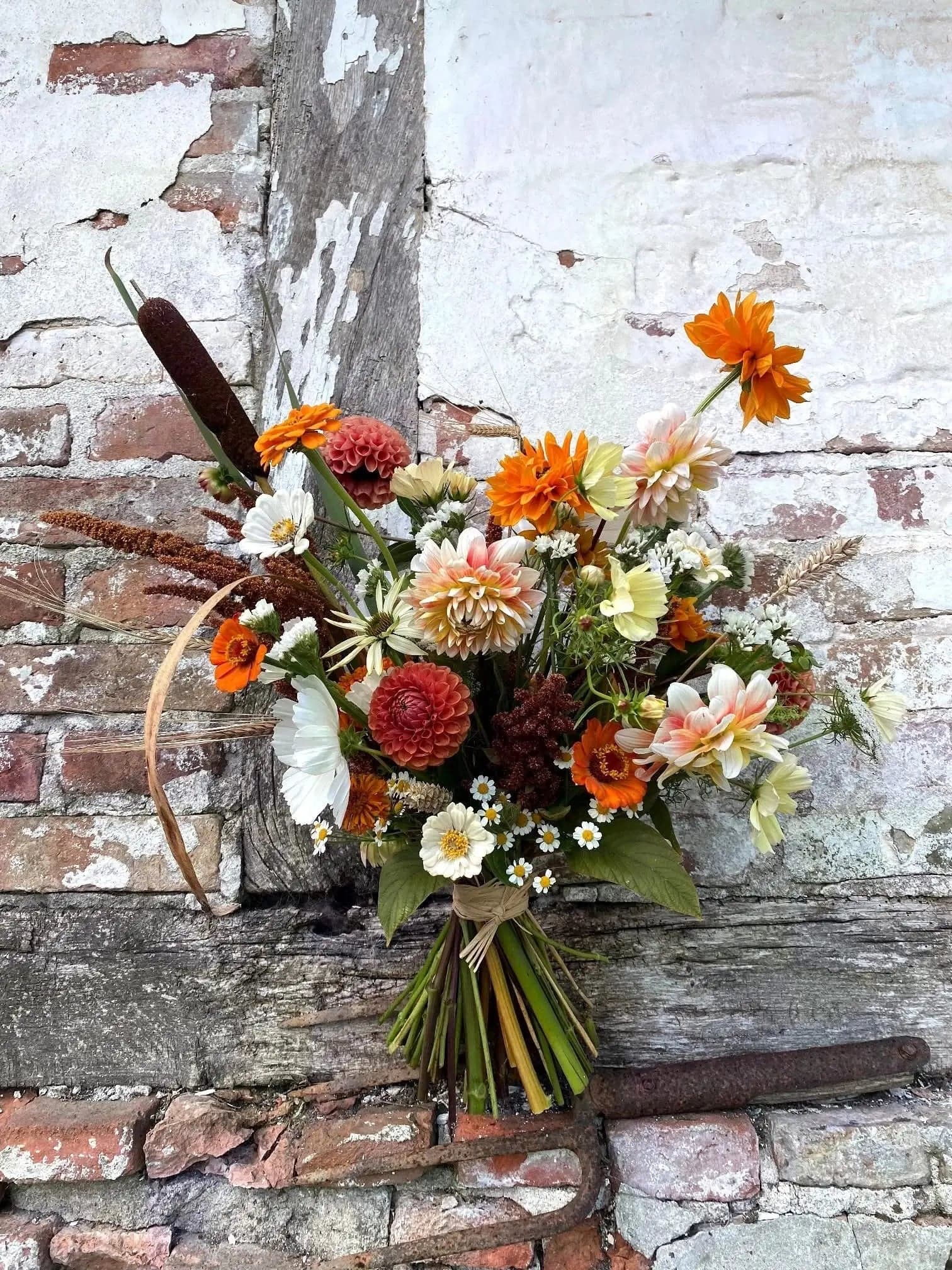 Farverig sæsonbuket med dahlia, zinnia og kattehale fra Adriannas Blomster