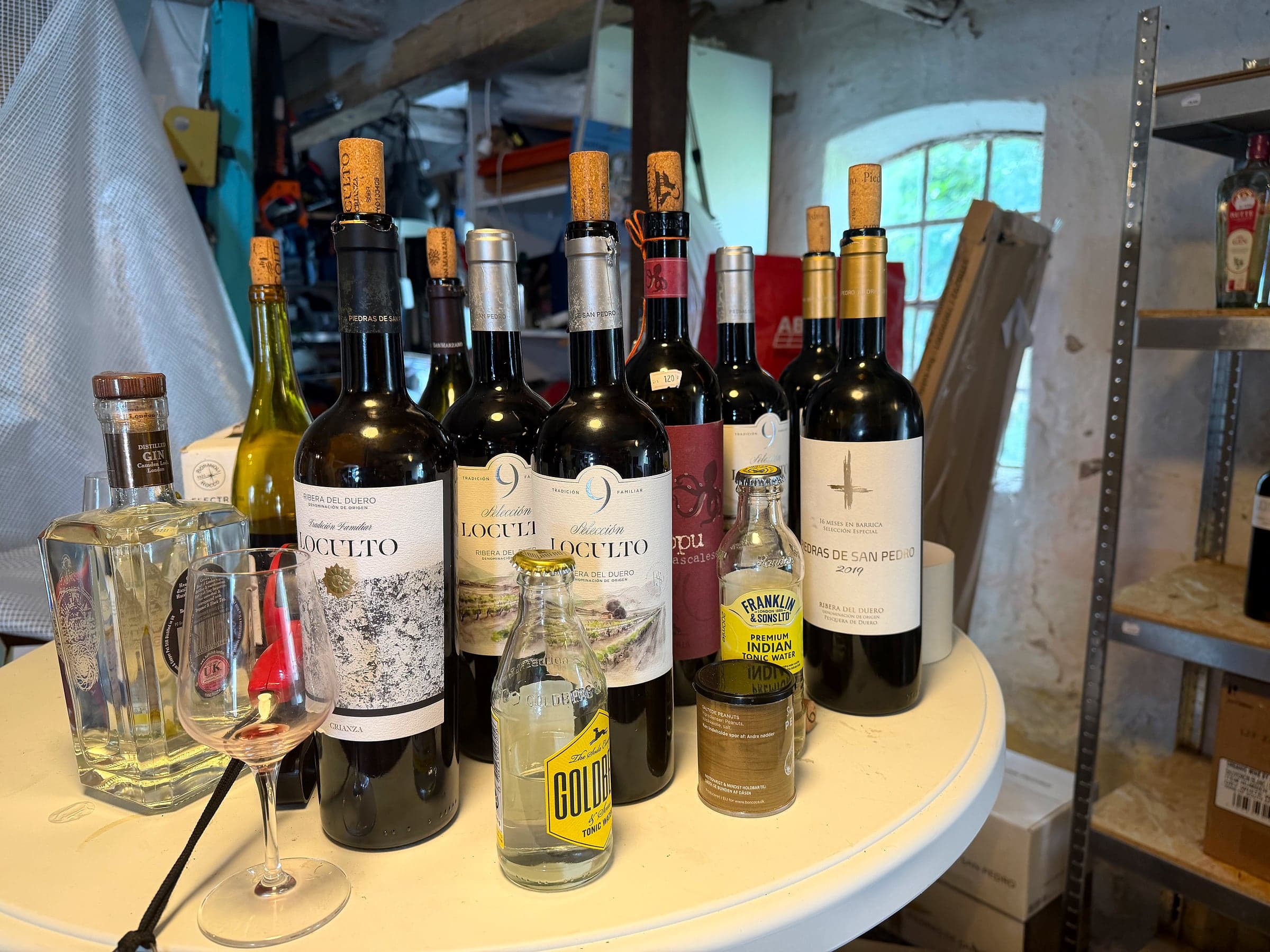 Tasting setup with red wine, gin and tonic at Gin & Vin Outlet