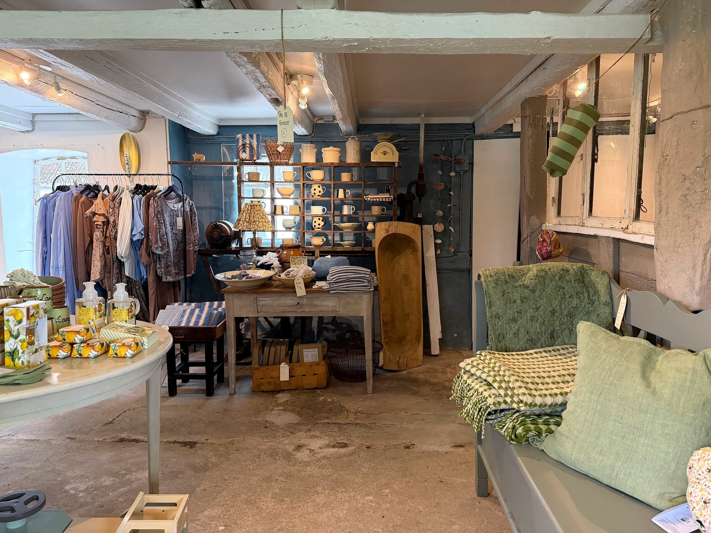 Ecke im Laden mit Krügen, Tassen und Schalen auf Regalen