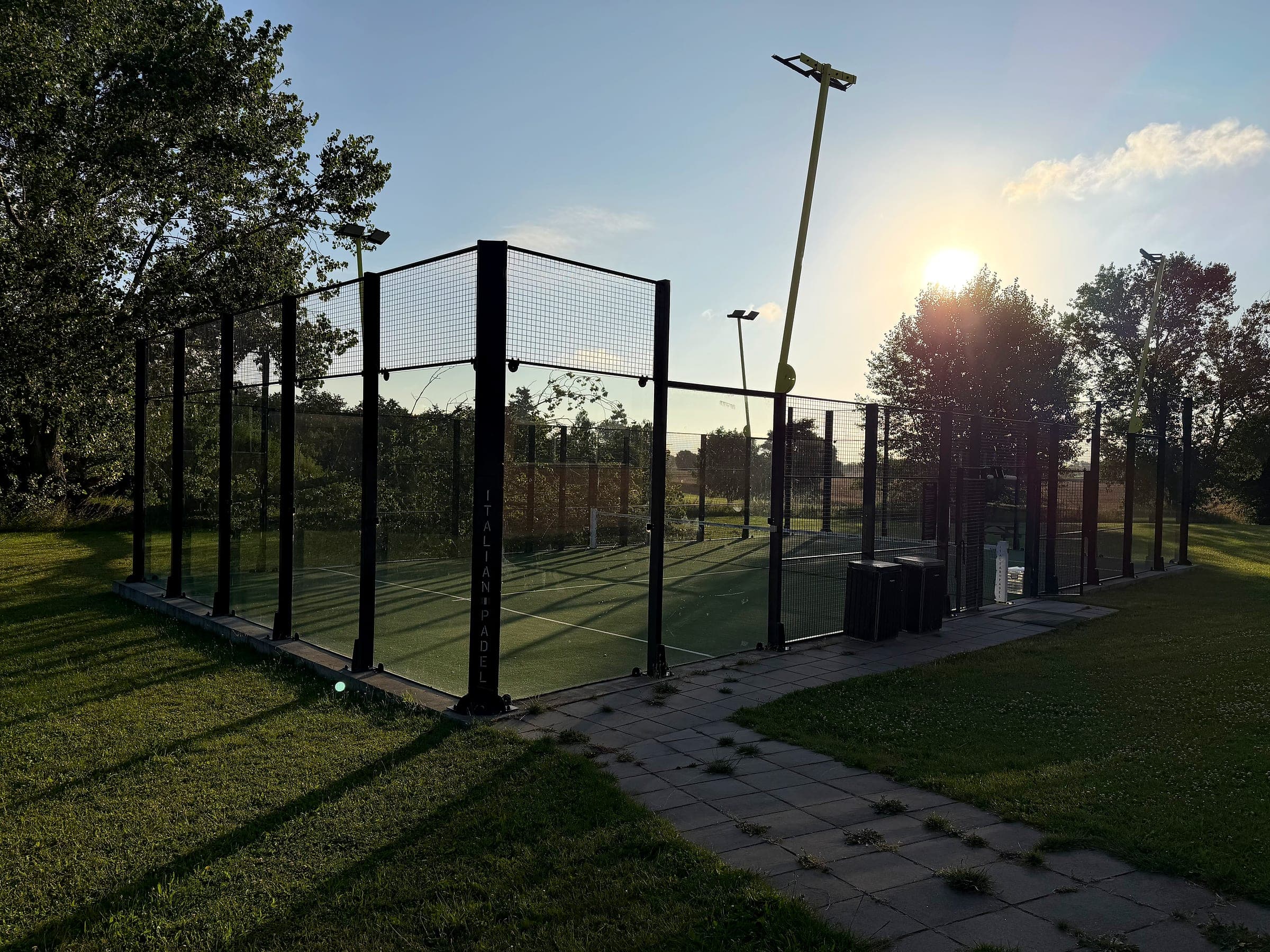 Der Padelplatz bei der Nordlangelandshallen in der Abendsonne