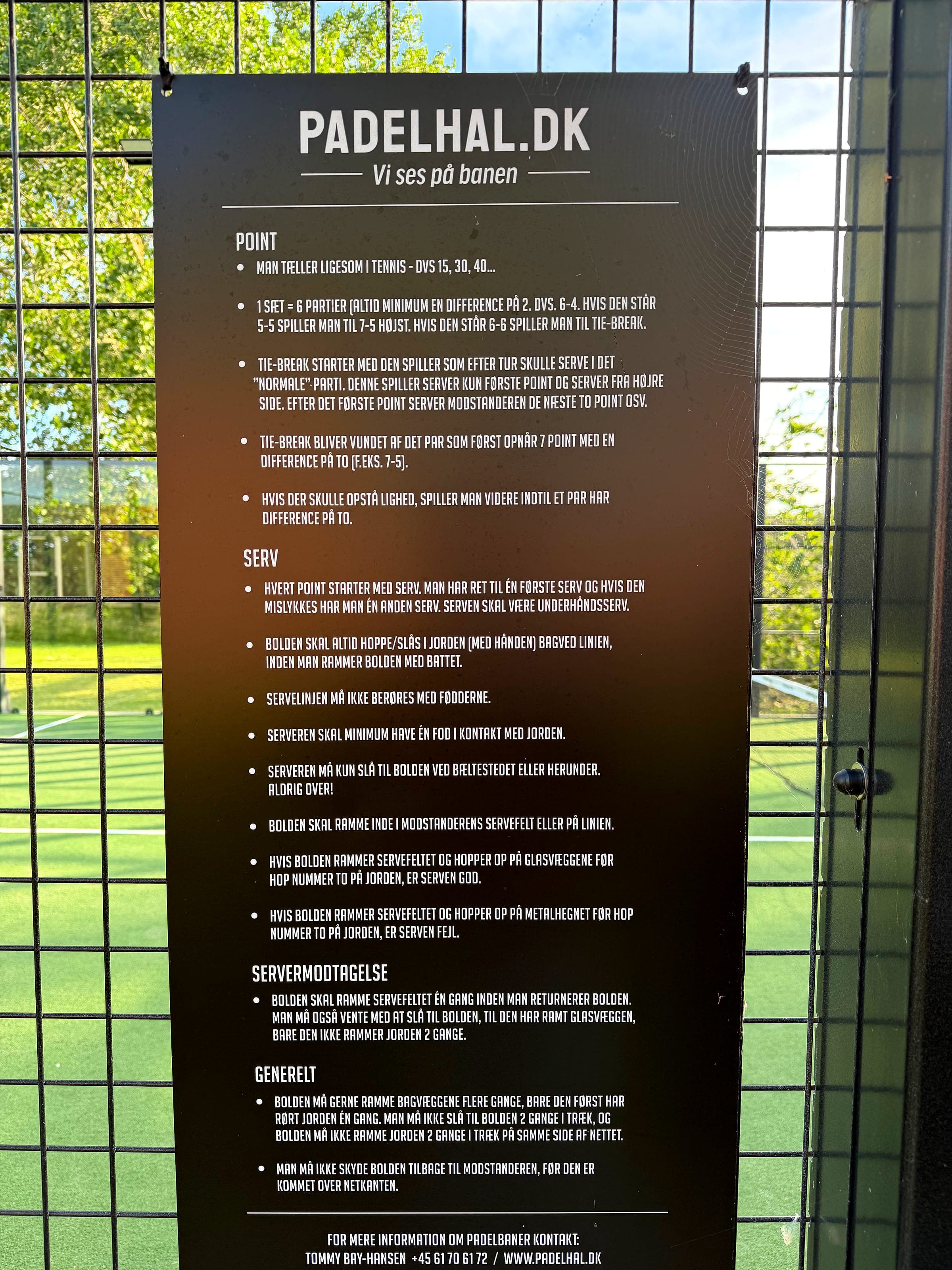 Schild mit den Spielregeln für Padel am Zaun