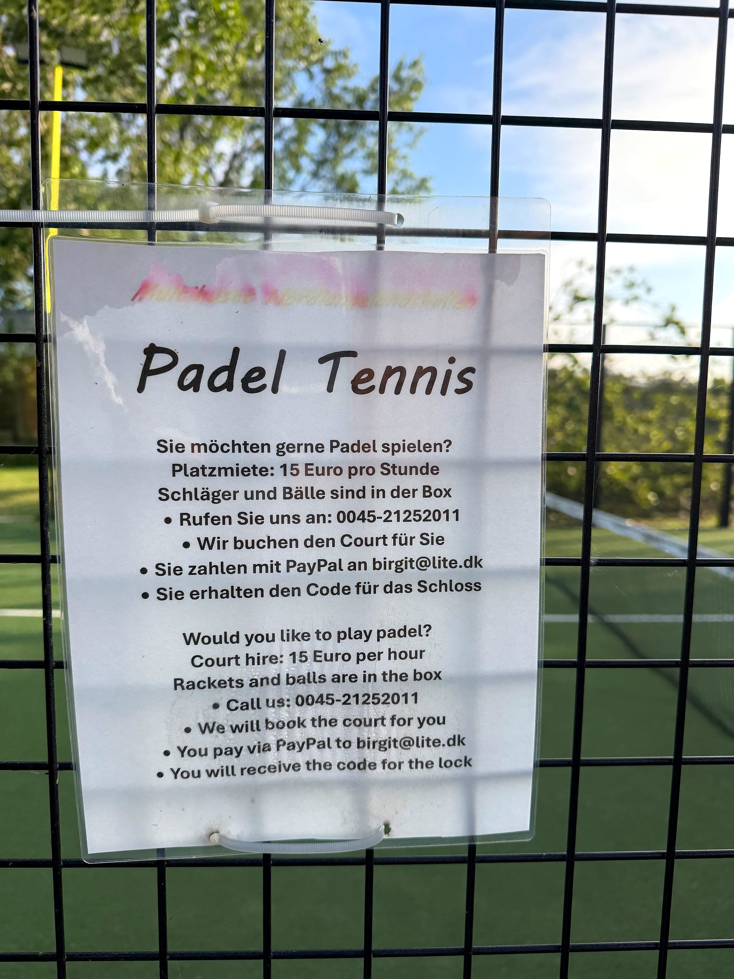 Schild mit praktischen Informationen zu Buchung und Preis für den Padelplatz