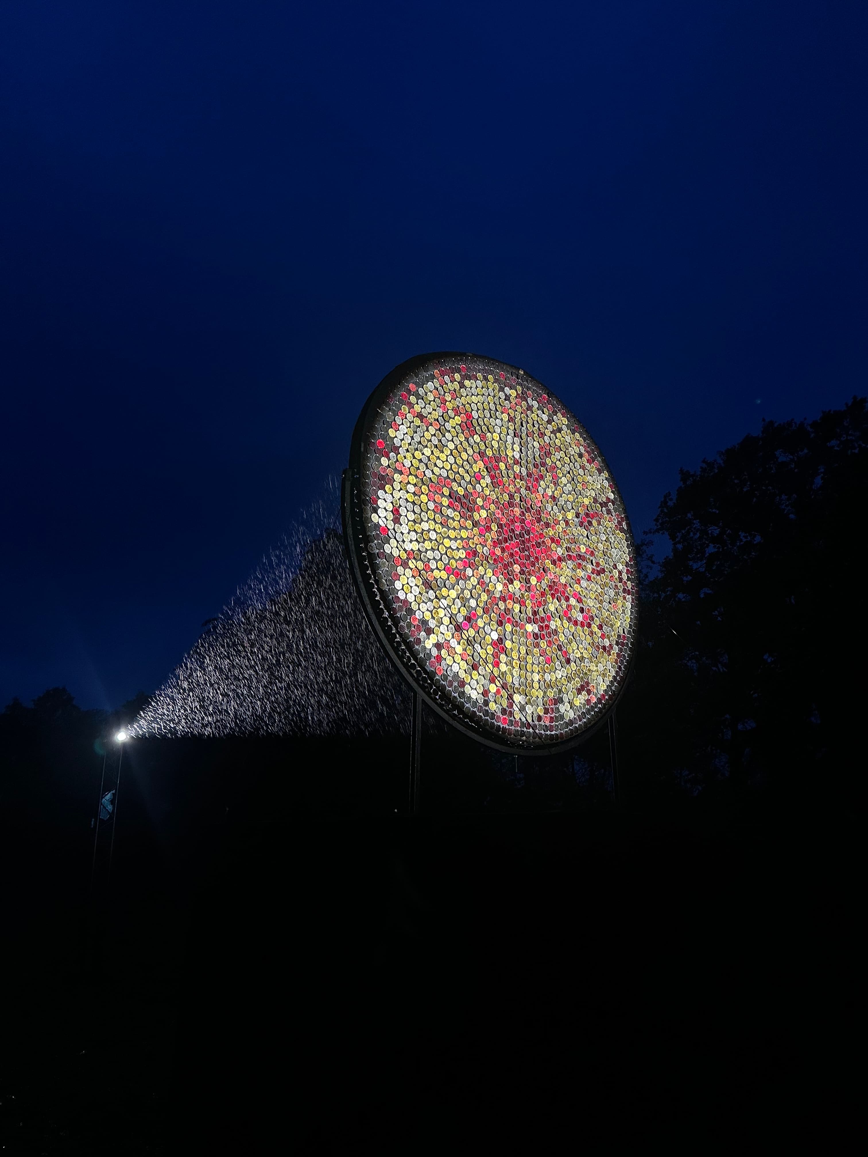 The reflective sculpture 'Soleil Nuit' lit up in the dark during Lys i mørket in TICKON park.