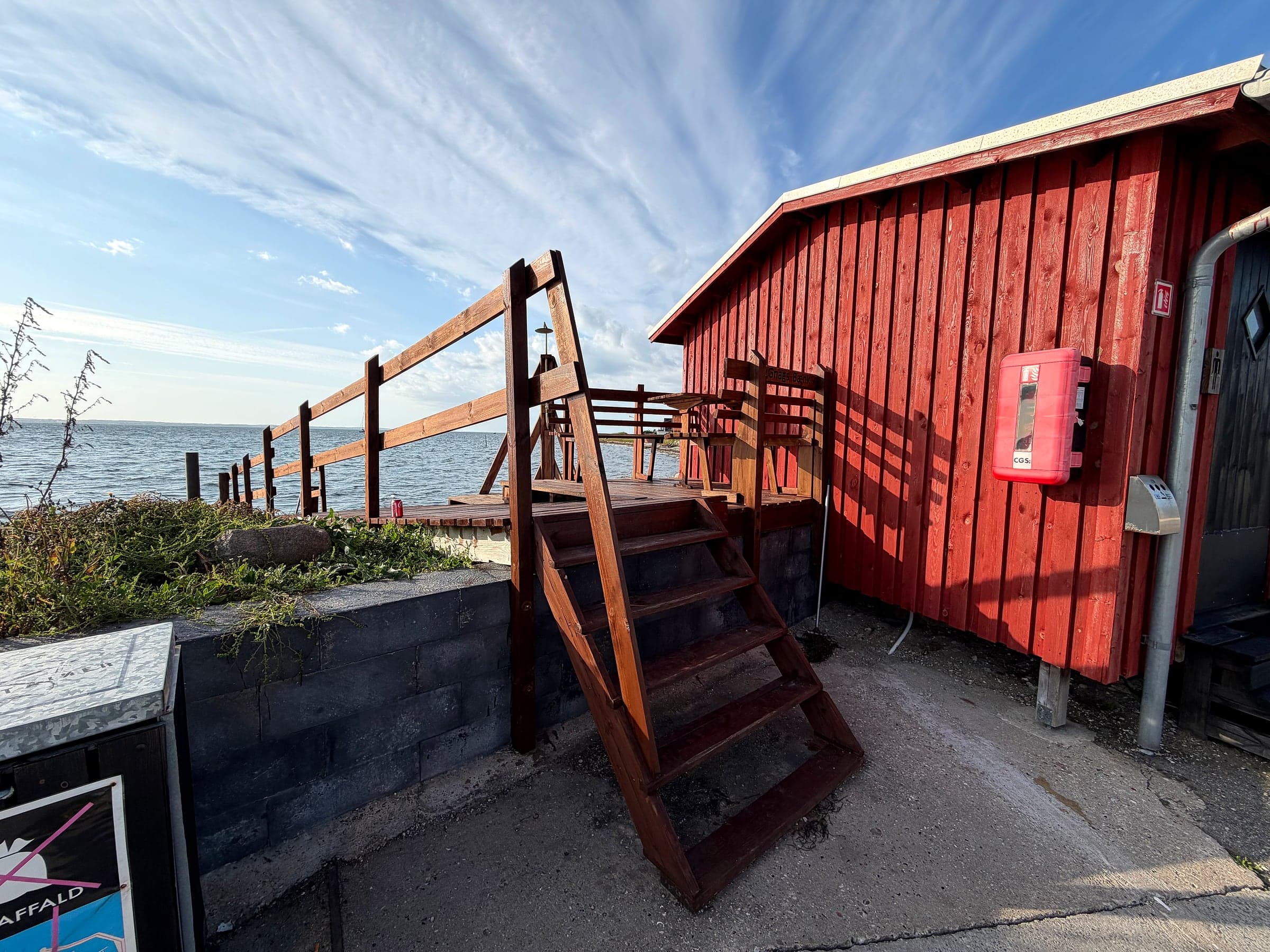 Die Treppe hinauf zur Saunahütte mit Wasserblick im Hintergrund
